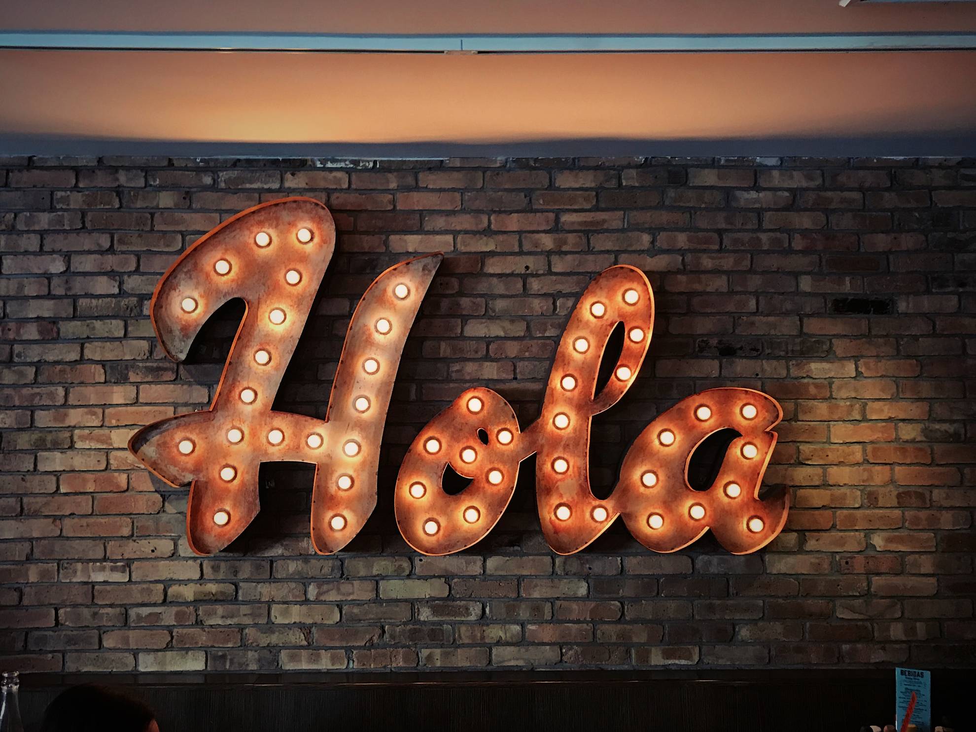 Neon "hola" sign