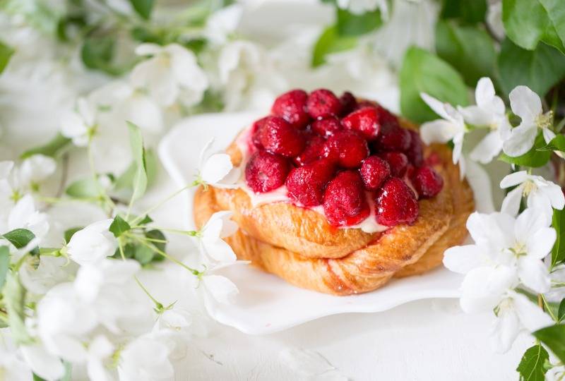 Raspberry tart with puff pastry