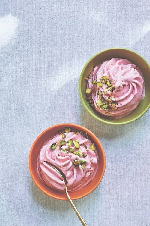 Strawberry and pistachio frozen yogurt