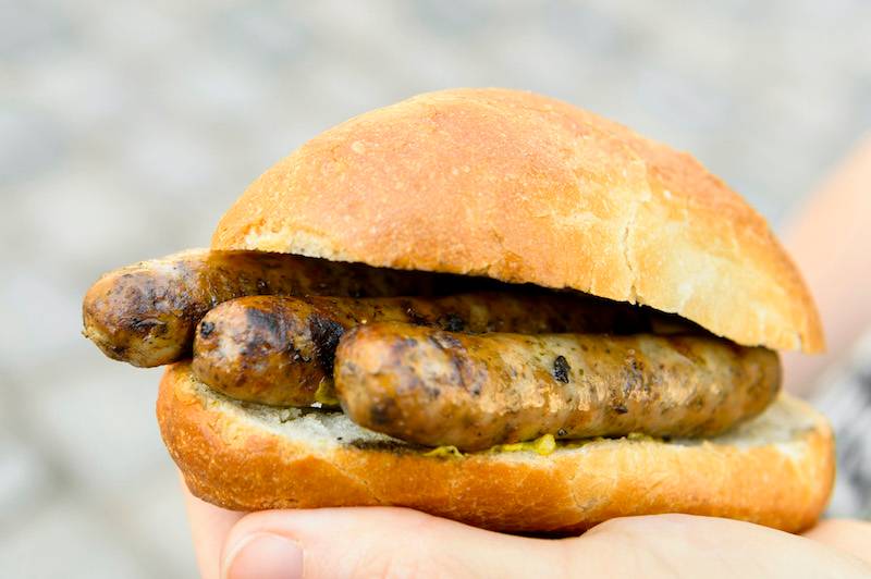 Nuremberg sausages served in a bread roll