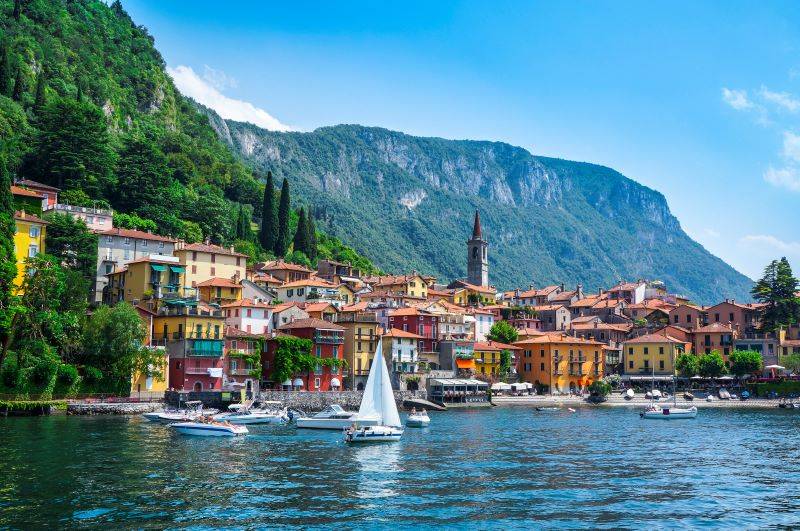 Image of the coastline and lake at Lake Como in Italy