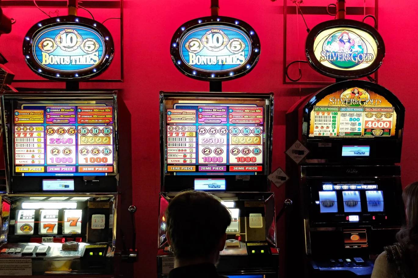 How do you know when a slot machine will hit?