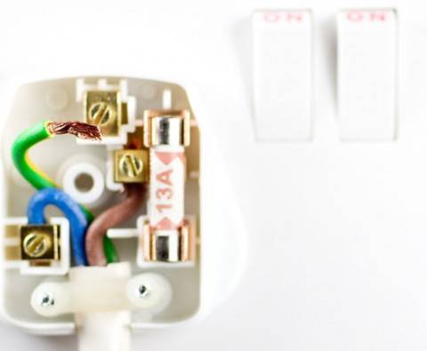 Understanding and fixing plugs and fuses