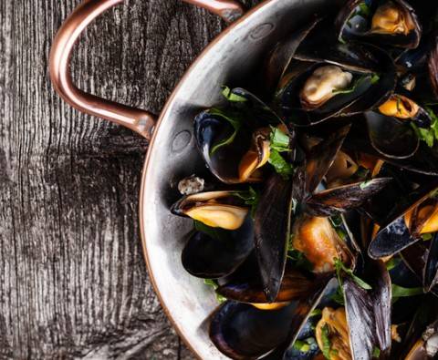 Mussels with cider and smoky bacon