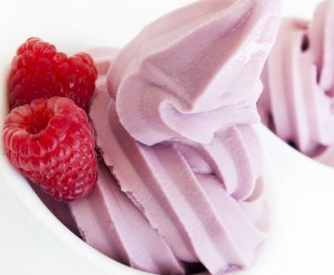 Refreshing raspberry frozen yoghurt