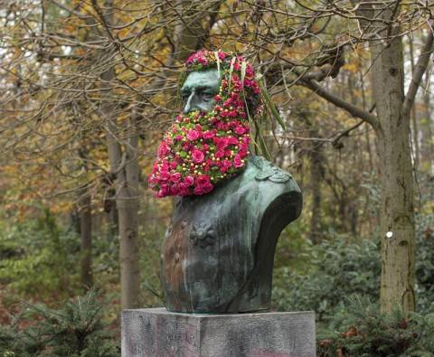 7 Statues made more beautiful with flowers