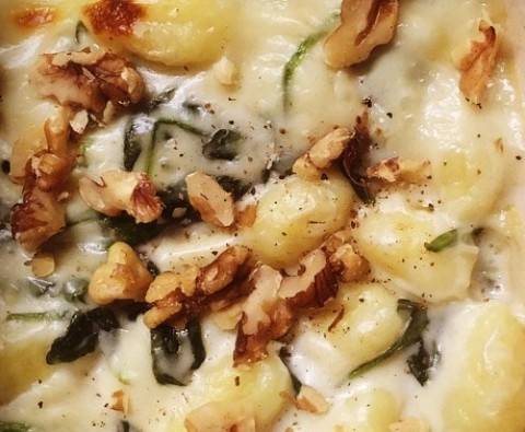 Baked gnocchi with blue cheese and spinach