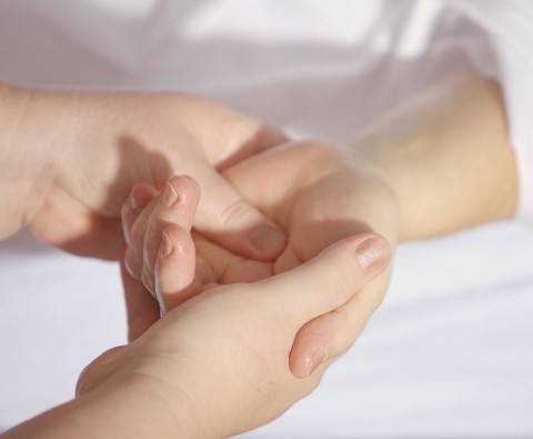 10 Little-known benefits of hand massages