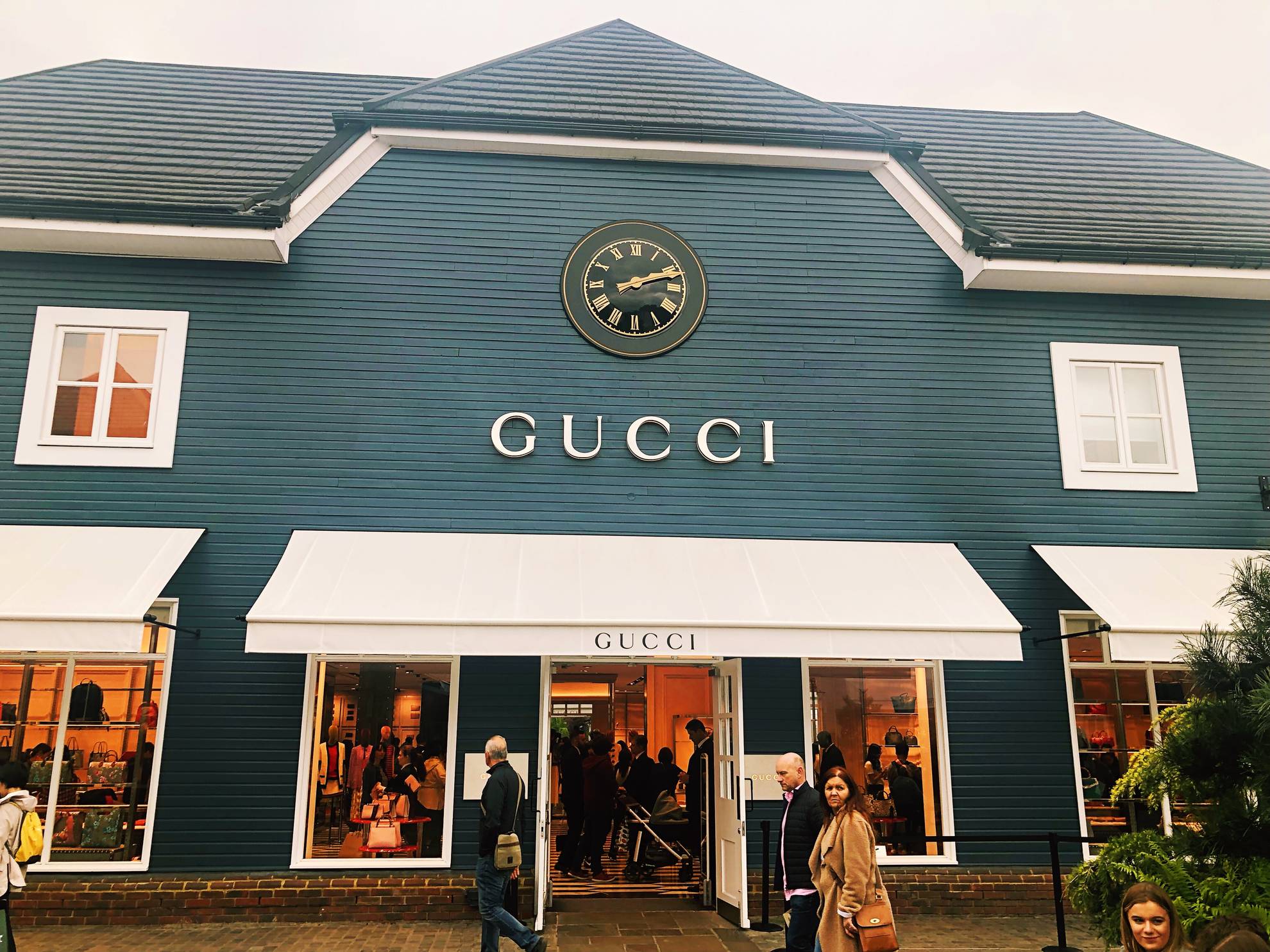 gucci bicester village opening hours