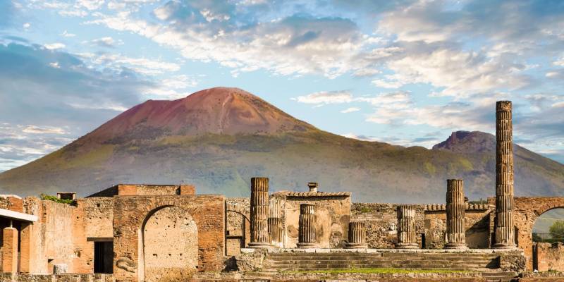 Imagen de edificios y ruinas en los terrenos de Pompeya, Italia