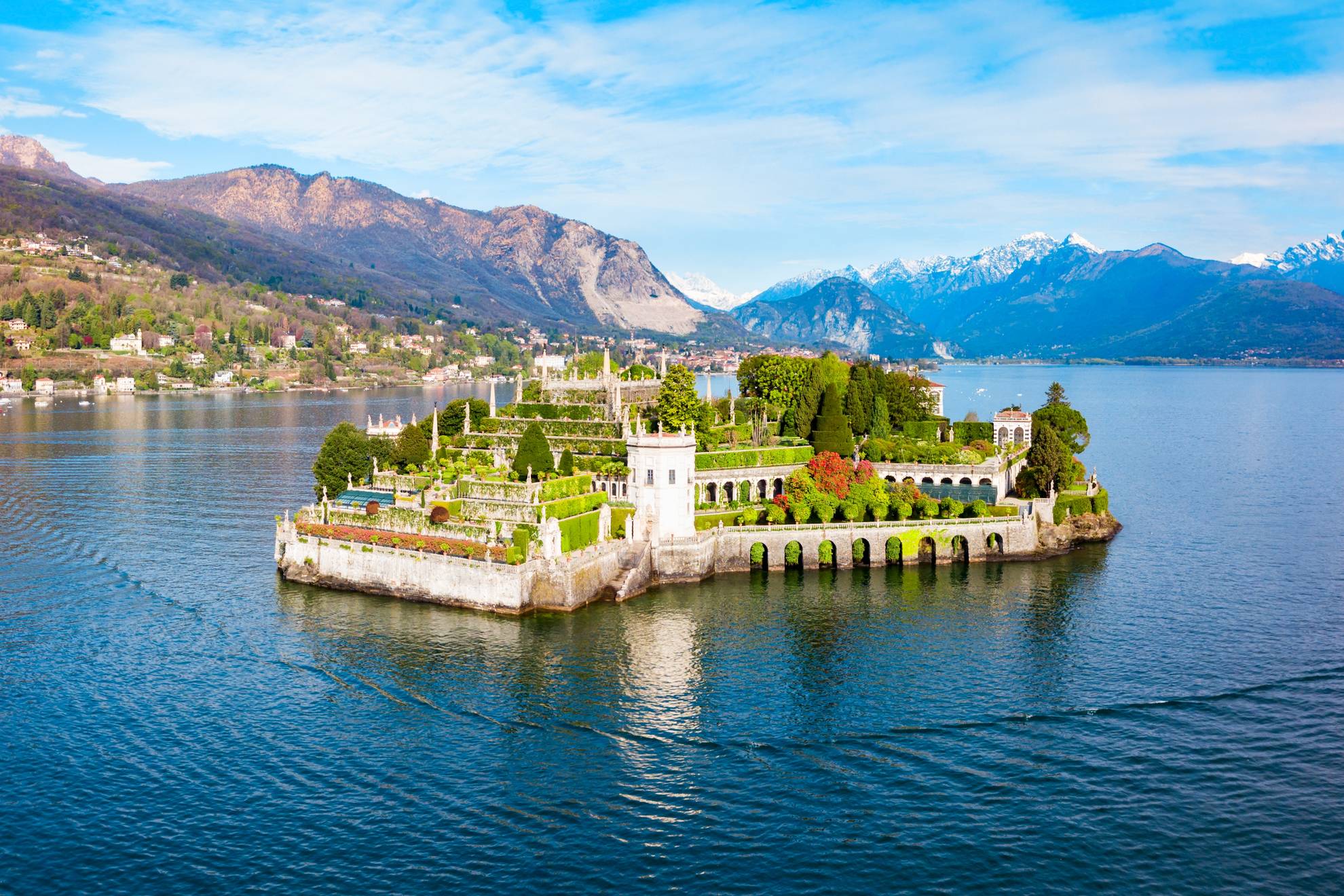Foto di un grande lago con un'isola con un edificio nel Lago Maggiore, in Italia
