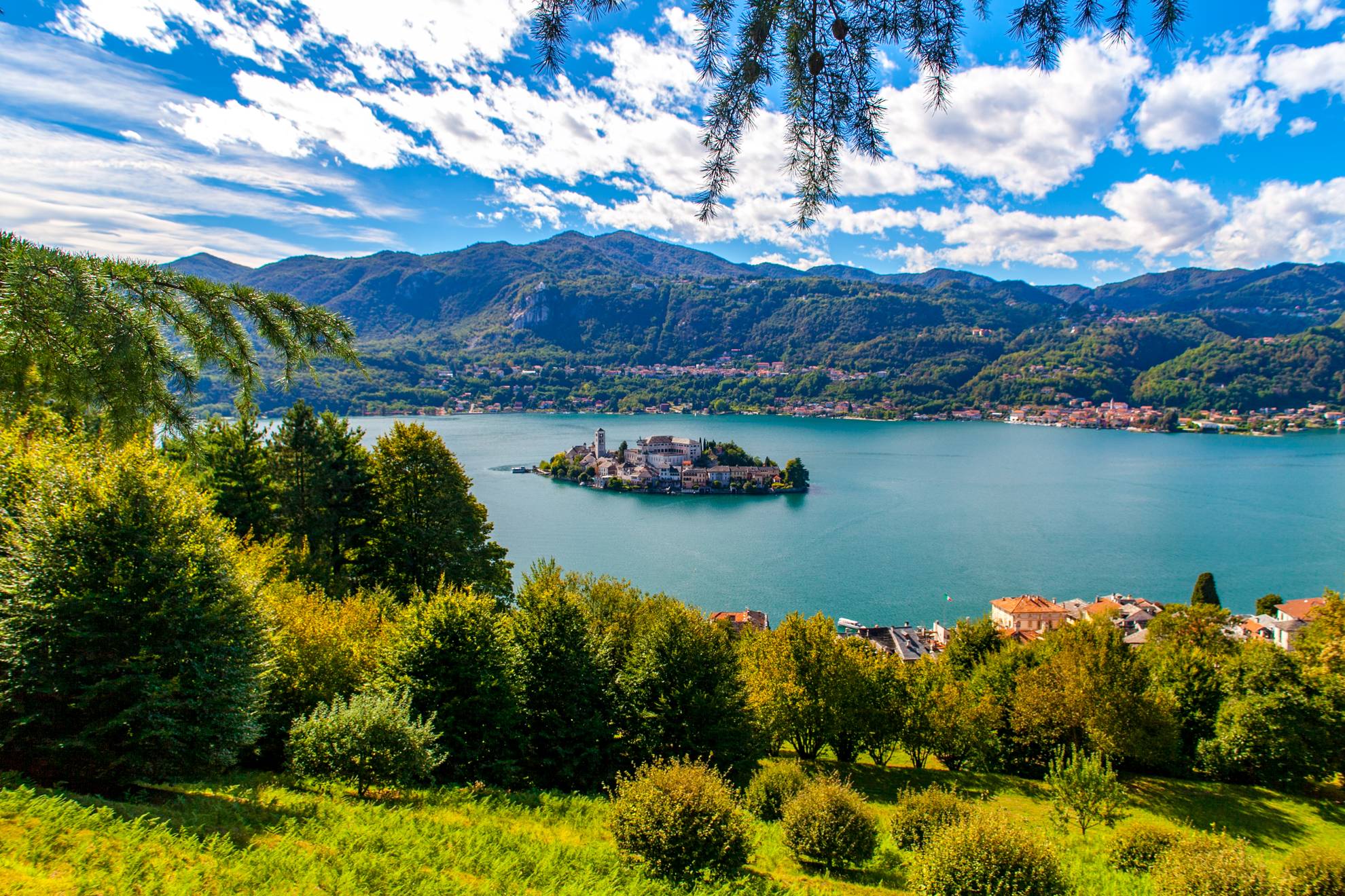 Immagine di un lago con un'isola nel mezzo del Lago d'Orta in Italia