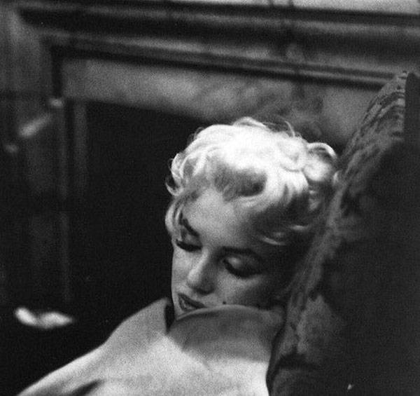 Marilyn Monroe asleep