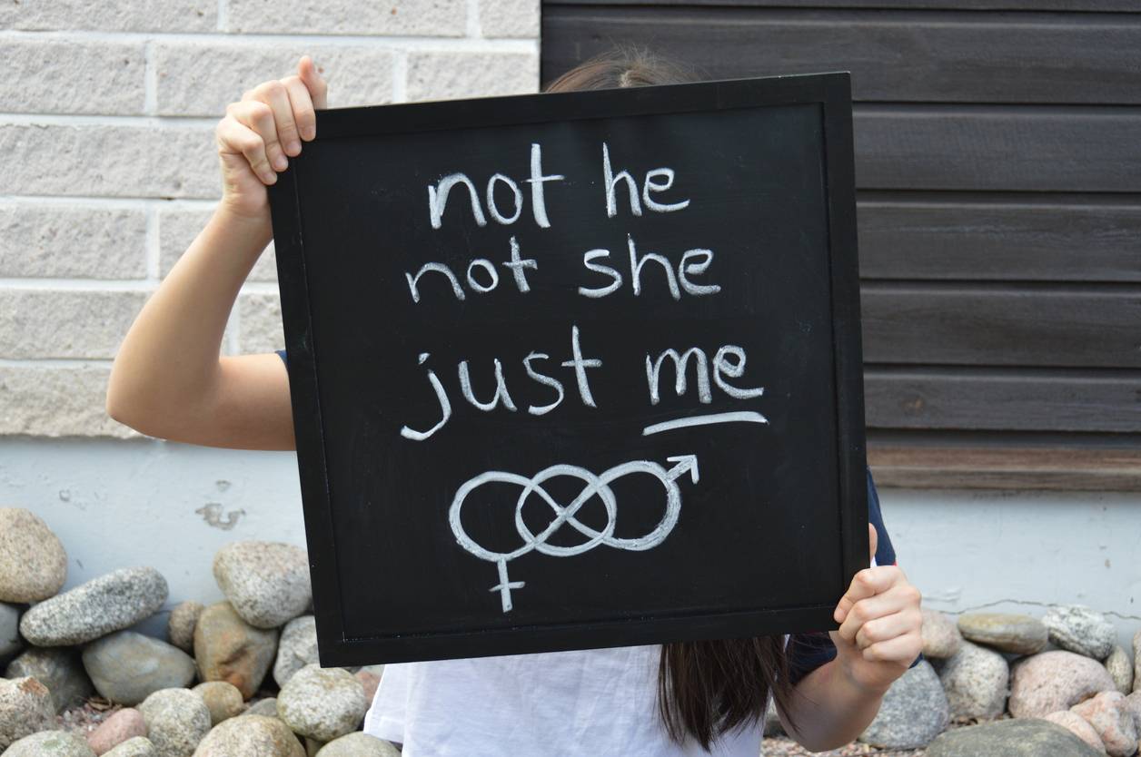 Non binary sign saying 'not he, not she, just me'
