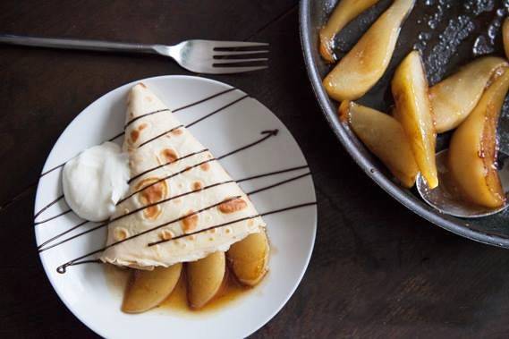 Pancakes with caramelised pears and chocolate