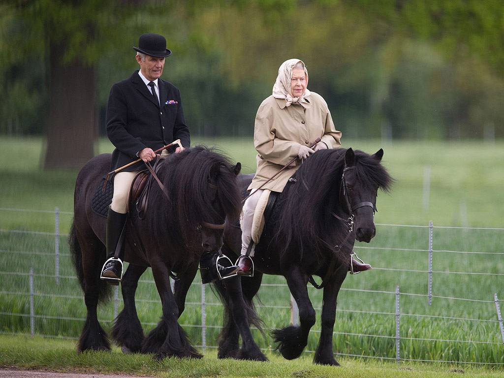 queen elizabeth horse riding