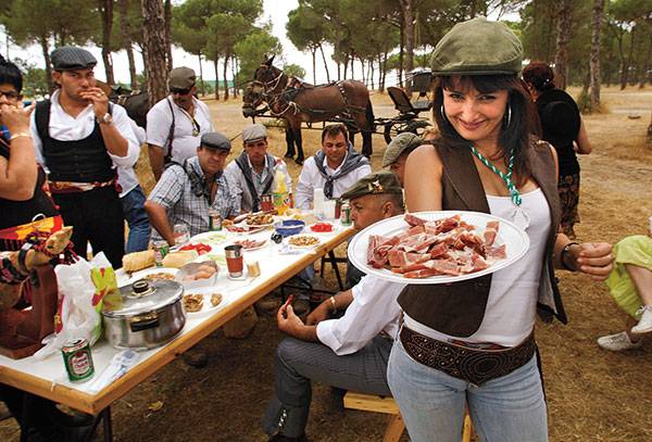 Pilgrims in El Rocia share food